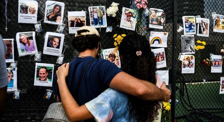 Familiares montaram um mural com as fotos das pessoas desaparecidas no desabamento
