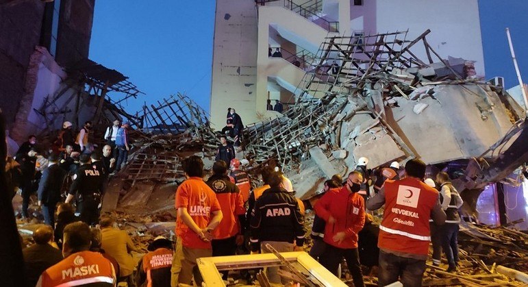 Homem busca 30 parentes soterrados Malik Ibrahim morava no mesmo prédio que a maioria dos familiares. Quando o terremoto começou, Ibrahim, a esposa e os filhos, conseguiram fugir, mas um tio e um primo não tiveram a mesma sorte. Com a ajuda de vizinhos e socorristas, o homem procura pelas famílias de ambos parentes