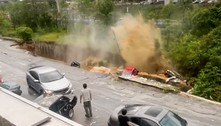 Chocante: rodovia desaba e destrói 5 carros após estouro de tubulação