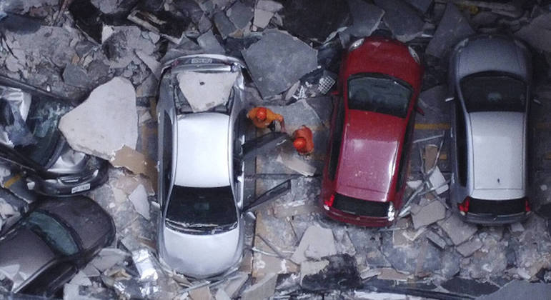 Carros desabaram durante queda de estrutura de shopping em Osasco