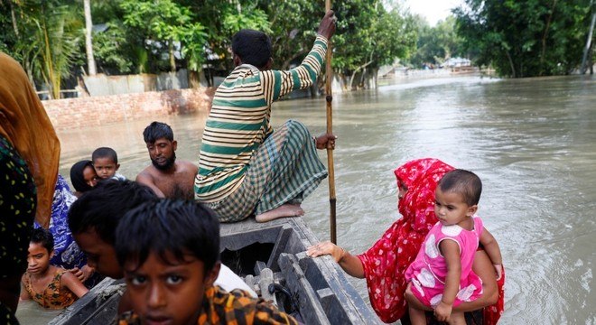 Moradores de Assam tiveram de abandonar suas casas por causa das enchentes
