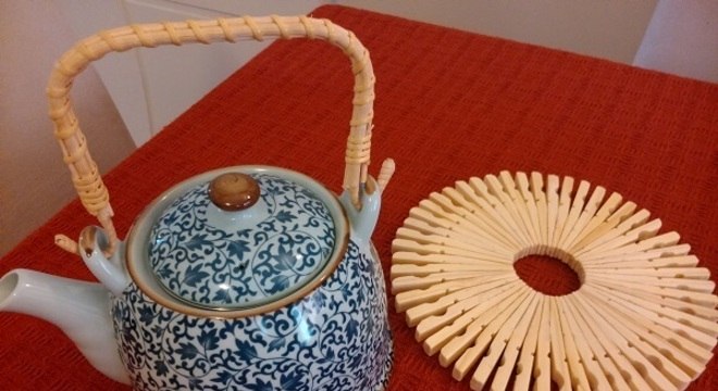 Descanso de panela de madeira engenhoso feito com pregadores de roupa