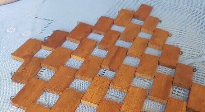 Descanso de panela de madeira tradicional