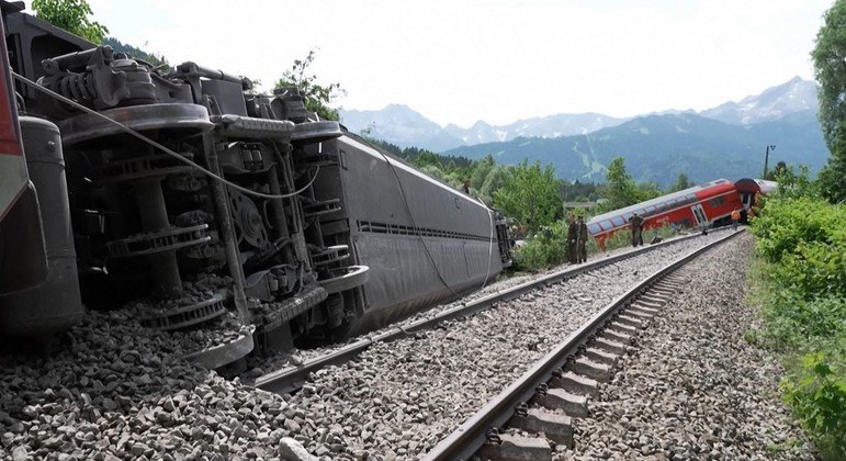 Trem descarrilou no sul da Alemanha e deixou pelo menos três mortos