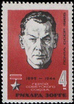 Descoberto, Sorge foi executado por enforcamento em Tóquio (Japão), em 7/11/1944, aos 49 anos. Ele é considerado herói russo. Na foto, um selo em sua homenagem.