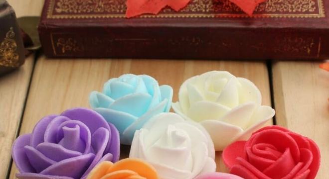 Descubra como fazer flor de EVA com formato de rosas