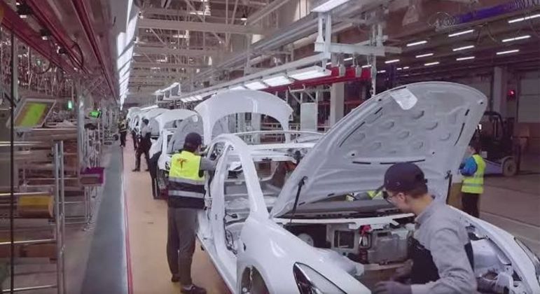 Funcionários da Tesla ganham entre US$ 22 (R$ 110) e 39 (R$ 195) por hora