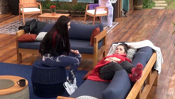Após um mega barraco entre Alicia X e Nadja, a influenciadora também se redimiu e foi pedir perdão para a empresária. As duas brigaram por desdobramento da Prova de Fogo, quando Alicia tirou um aliado de Nadja do Jogo. Elas discutiram e a influenciadora acabou soltando um palavrão relacionado à mãe de Nadja. A empresária chorou a noite toda, e no dia seguinte Alicia foi se desculpar. A rival não deu muita bola para as desculpas, mas aceitou!