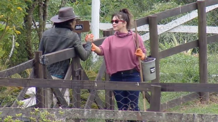 Nadja Pessoa ficou brava com Jaquelline Grohalski e acabou sobrando até para André Gonçalves! A empresária viu que a amiga foi confrontar Henrique Martins por não salvar o ator no Resta Um. O ex-nadador escolheu Nadja ao invés de André. A empresária foi tirar satisfações com Jaque, achando que ela preferia que Nadja fosse para a Roça ao invés de André. Quando o ator venceu a Prova do Fazendeiro, a empresária se desculpou por envolver o nome dele no barraco. Sempre tranquilo, André perdoou e até disse que era fã da peoa!