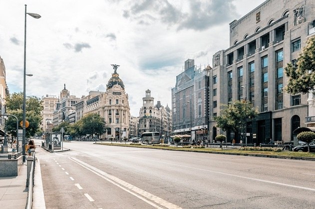 Desde 2018, os carros mais velhos e mais poluentes estão proibidos de ter acesso ao centro da cidade. A partir dali, o trânsito da capital espanhola já diminuiu 32%.