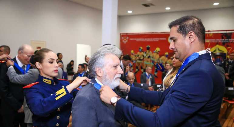 Desembargador Cruz Macedo, presidente do TJDFT, recebendo medalha