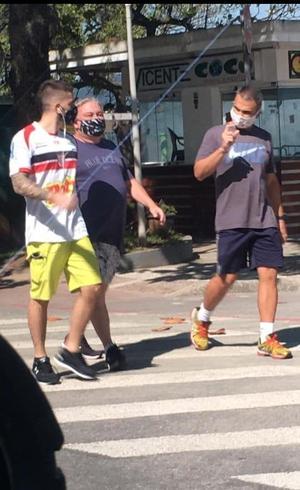 Desembargador caminha em Santos (SP)