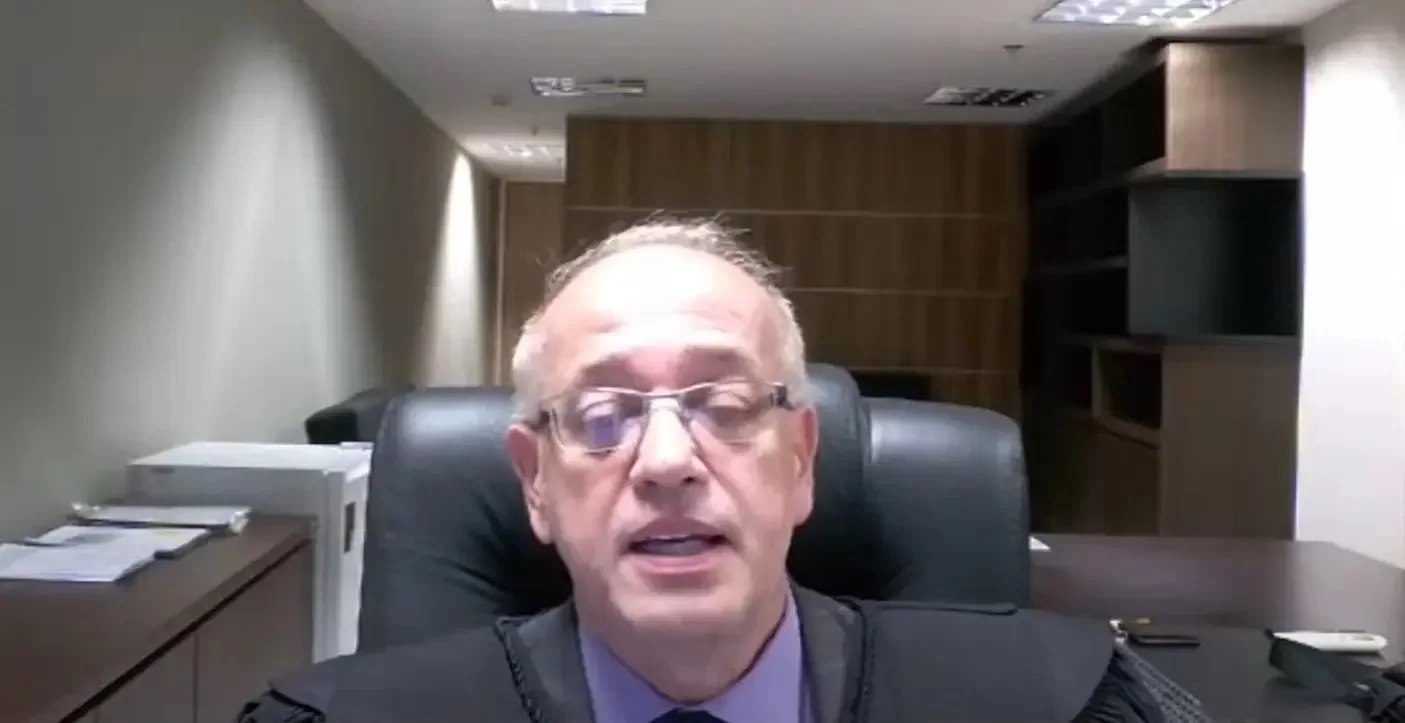 Tribunal de Justiça de Goiás suspende desembargador que defendeu fim da PM em julgamento