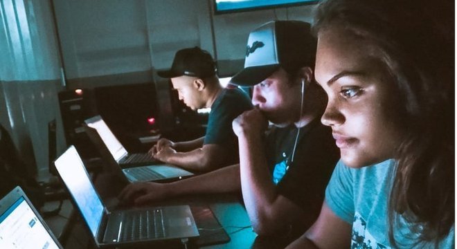 Desenvolvedores trabalham na Agência Cptech, empresa de tecnologia no Alemão