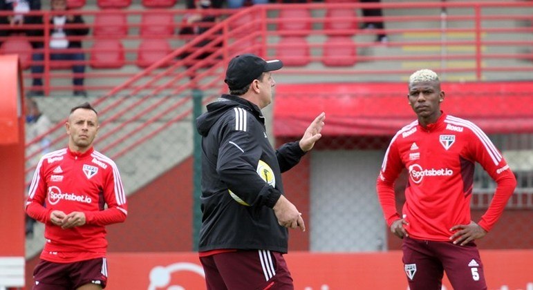 Desfalcado, São Paulo faz último treino antes de encarar o Palmeiras
