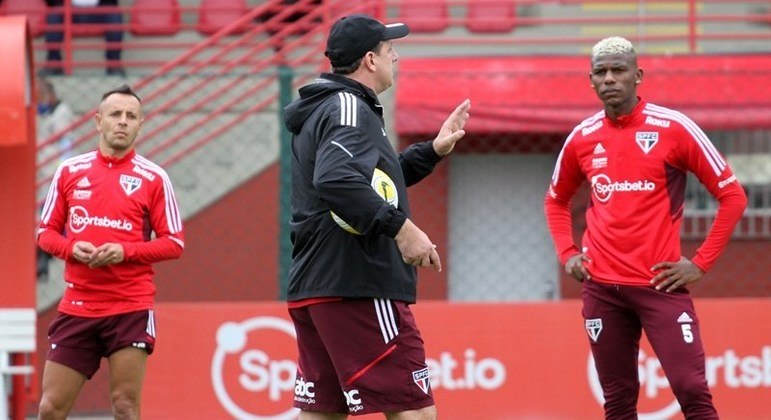 Técnico Rogério Ceni orienta Rafinha (à esquerda) e Arboleda em treino do São Paulo