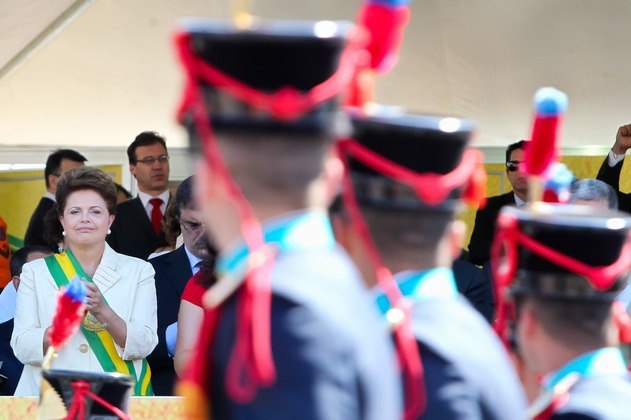 Dilma Rousseff, ao lado do então ministro da Justiça José Eduardo Cardozo, em seu primeiro desfile de 7 de Setembro como presidente, em 2011