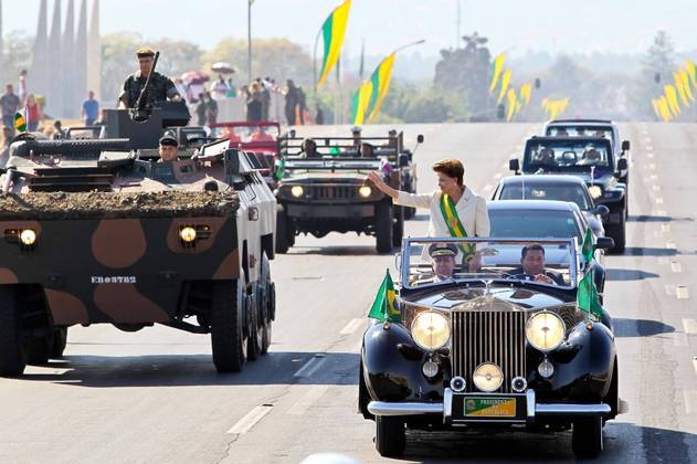 Dilma no Rolls-Royce presidencial, em 2011