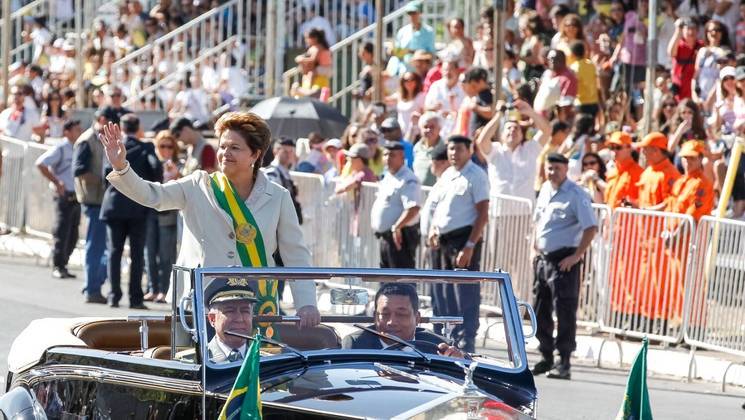 Dilma no Rolls-Royce presidencial, em 2012