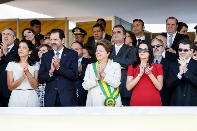 Ao fundo, os ex-ministros Alexandre Padilha (Saúde), José Eduardo Cardozo (Justiça) e Antonio Patriota (Relações Exteriores). À frente, Agnelo Queiroz, ex-governador do DF, e Dilma Rousseff acompanhada da filha, Paula, em 2012
