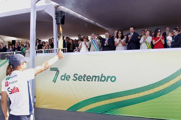 Celso Amorim, então ministro da Defesa; Agnelo Queiroz, ex-governador do DF; e Dilma Rousseff acompanhada da filha, Paula, em 2012