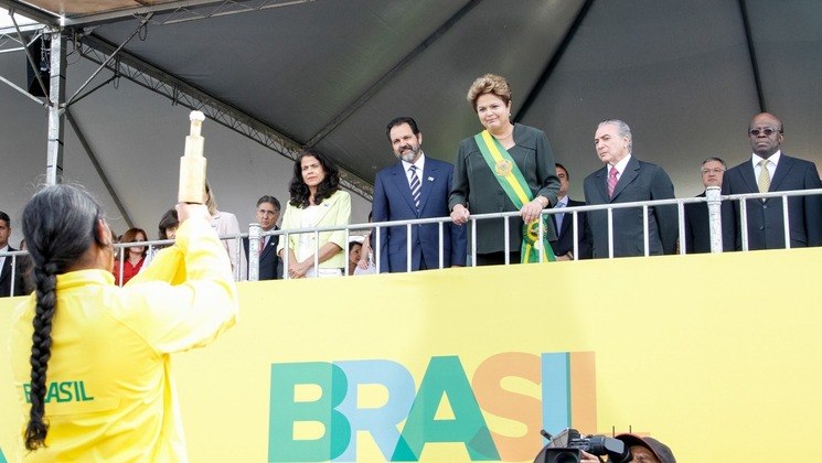 Ex-ministro do Desenvolvimento, Indústria e Comércio Exterior Fernando Pimentel, ao fundo; Agnelo Queiroz, Michel Temer e Joaquim Barbosa, em 2013