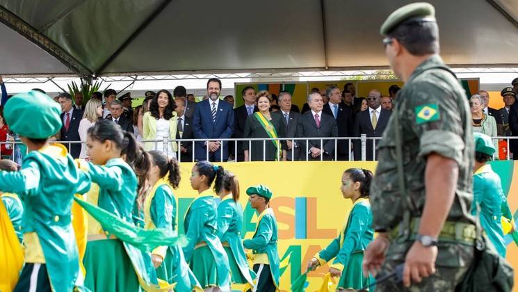 Em 2013, Dilma acompanhou o desfile ao lado de seu vice, Michel Temer, do então governador do DF Agnelo Queiroz (PT), do presidente do STF à época ministro Joaquim Barbosa e ministros de Estado
