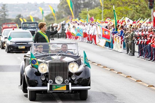 Dilma desfila no Rolls-Royce presidencial, em 2013