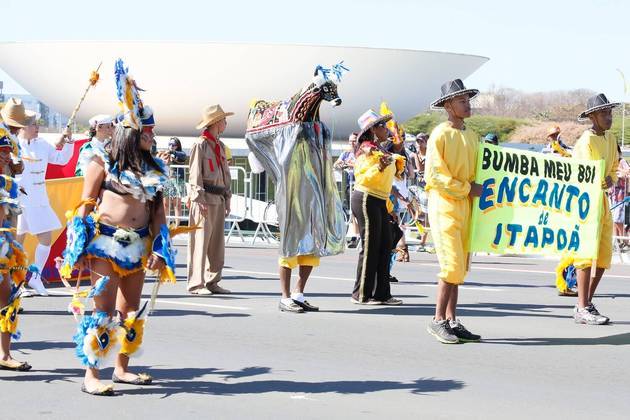 O desfile cívico escolar de 2014 apresentou a influência dos povos do mundo na cultura brasileira