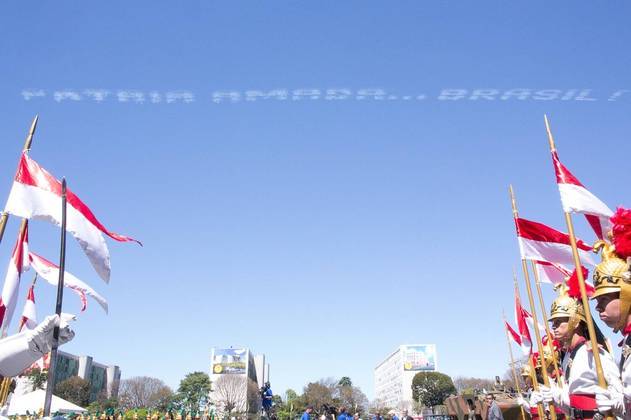 Mensagem 'Pátria amada, Brasil' é projetada no céu de Brasília durante o desfile de 2014