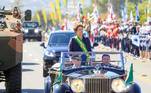 Dilma desfila no Rolls-Royce presidencial, em 2014