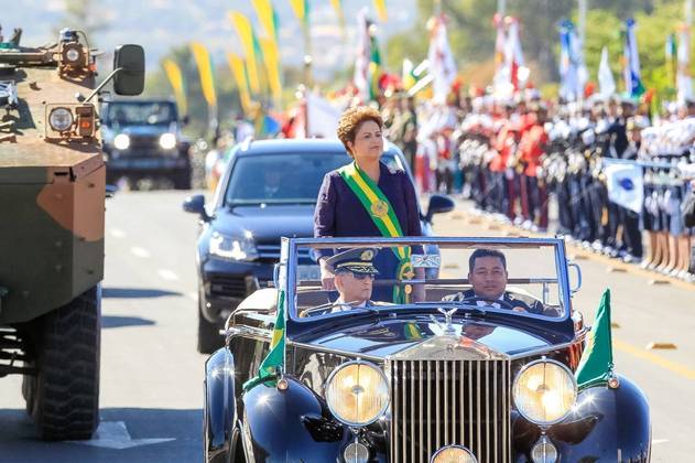 Dilma desfila no Rolls-Royce presidencial, em 2014