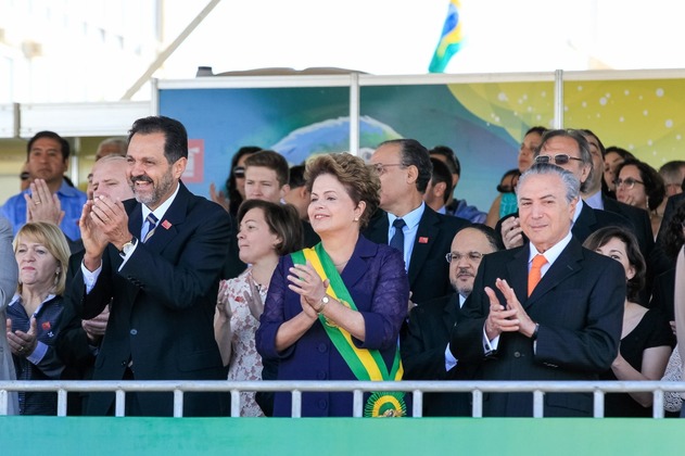 No desfile de 2014, a então presidente Dilma Rousseff (PT) entre o ex-vice-presidente Michel Temer (MDB) e o ex-governador do DF Agnelo Queiroz (PT)