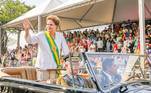 Dilma Rousseff no Rolls Royce presidencial em 2015, no que viria a ser o seu último desfile de 7 de Setembro como presidente