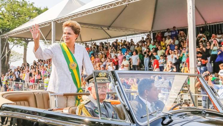 Dilma Rousseff no Rolls Royce presidencial em 2015, no que viria a ser o seu último desfile de 7 de Setembro como presidente