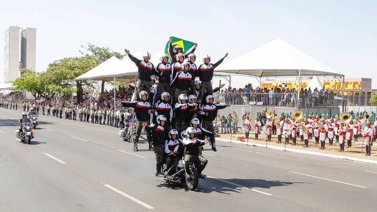 Polícia do Exército durante a tradicional atração da 'pirâmide humana', em 2016