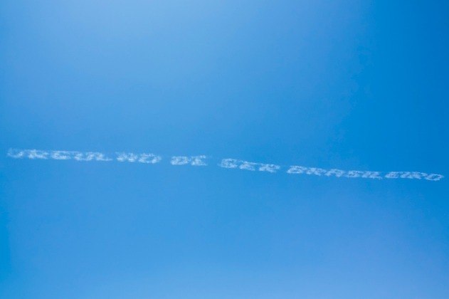 Mensagem 'Orgulho de ser brasileiro' é projetada no céu de Brasília durante o desfile de 2016