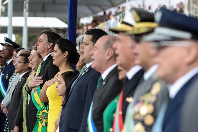 Ex-presidente Bolsonaro acompanha o desfile de 2019, ao lado da ex-primeira-dama Michelle Bolsonaro e da filha, Laura, de Davi Alcolumbre, então presidente do Senado, e do ex-vice-presidente Hamilton Mourão