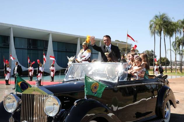 Bolsonaro no Rolls-Royce presidencial, em 2020