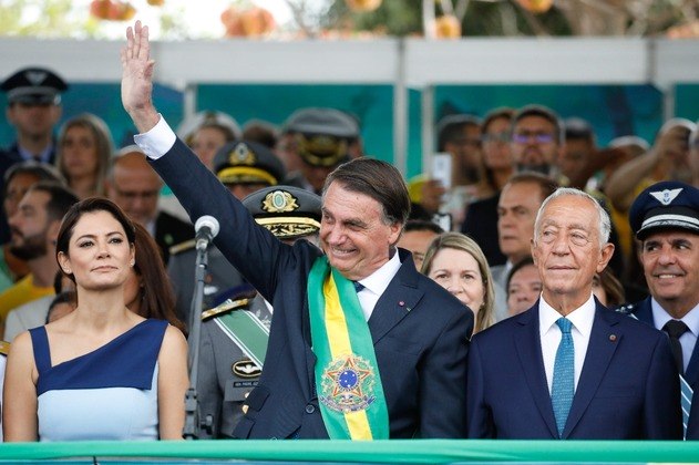 Michelle e Bolsonaro acompanharam o desfile de 2022 ao lado do presidente de Portugal, Marcelo Rebelo de Sousa. A comemoração marcou o bicentenário da Independência do Brasil