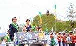 Ex-presidente Bolsonaro e Michelle desfilaram no Rolls-Royce presidencial em 2022