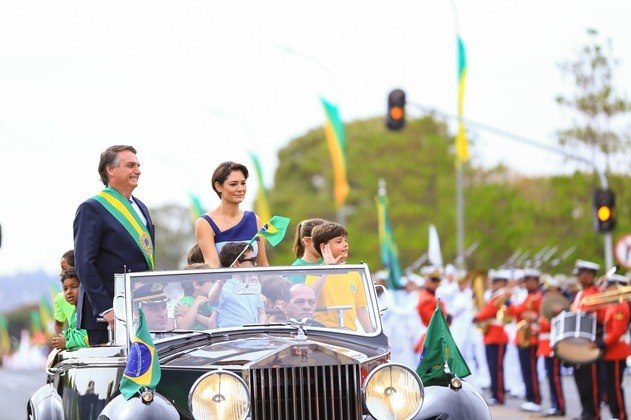Ex-presidente Bolsonaro e Michelle desfilaram no Rolls-Royce presidencial em 2022