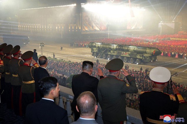 Desfile militar Coreia do Norte Kim Jong-un