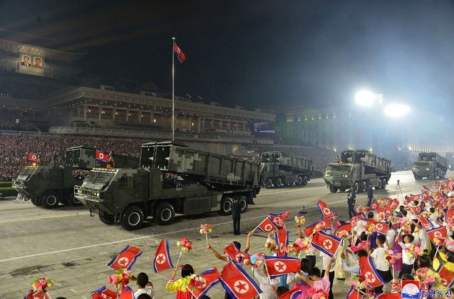 Coreia do Norte celebra 73º aniversário com desfile militar na madrugada