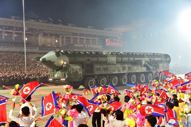 Desfile militar Coreia do Norte Kim Jong-un
