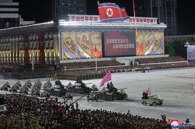 Desfile militar Coreia do Norte Kim Jong-un