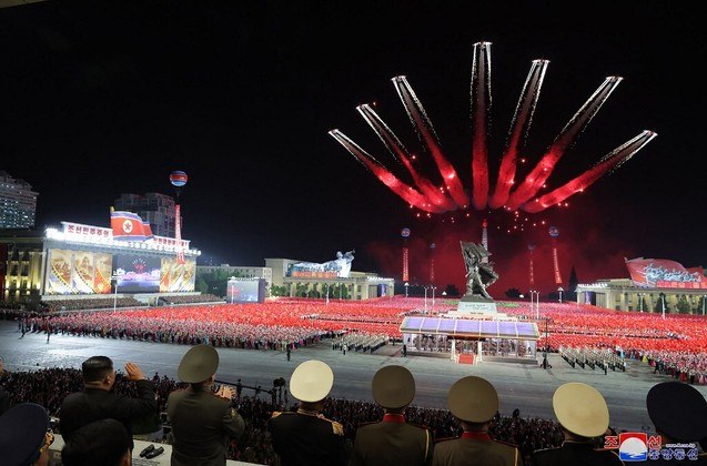 Desfile militar Coreia do Norte Kim Jong-un