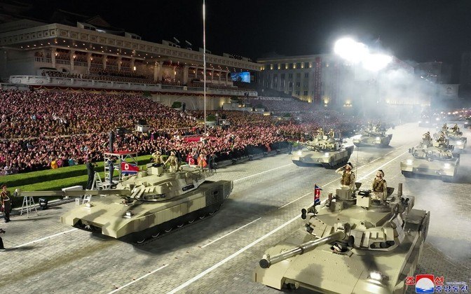 Desfile militar Coreia do Norte Kim Jong-un