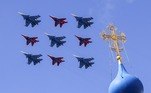 O Dia da Vitória é um dos feriados públicos mais importantes para muitos russos, e tradicionalmente o país mostra seu poderio militar com comboios de veículos, armas e tropas em desfile na capital