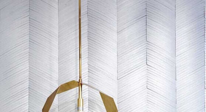 design arrojado de pendente para quarto com acabamento dourado